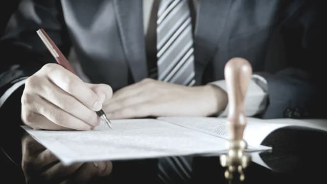 Ile kosztuje umowa dożywocia u notariusza? Sprawdź ukryte opłaty Ile kosztuje umowa dożywocia u notariusza? Sprawdź ukryte opłaty